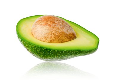 Avokado dilimi, beyaz üzerine izole edilmiş çekirdek..