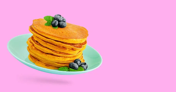 Tumpukan Pancake Labu Dengan Blueberry Dan Mint Piring Pirus Diisolasi — Stok Foto