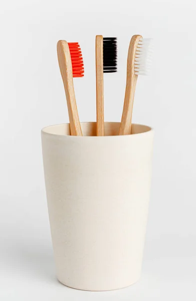 Escovas Dentes Bambu Vermelho Branco Preto Eco Cup Fundo Branco — Fotografia de Stock