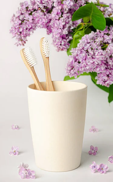 Escova Dentes Bambu Eco Copo Com Flores Lilás Sobre Fundo — Fotografia de Stock