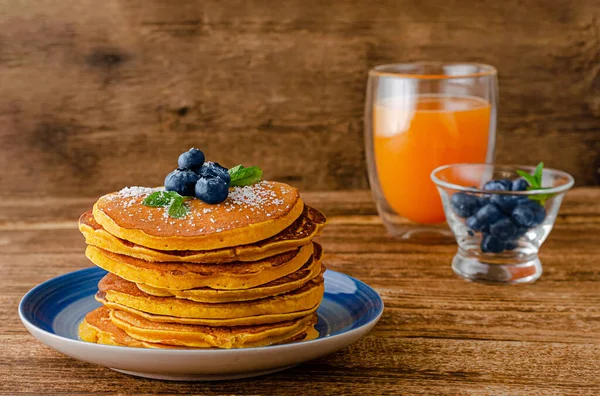 Tumpukan Pancake Labu Dengan Blueberry Latar Belakang Kayu Pedesaan Salin — Stok Foto