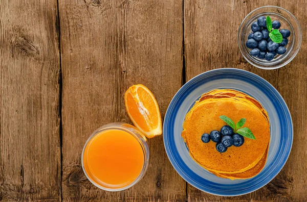 Panquecas Abóbora Com Mirtilos Suco Laranja Fundo Madeira Rústica Espaço — Fotografia de Stock