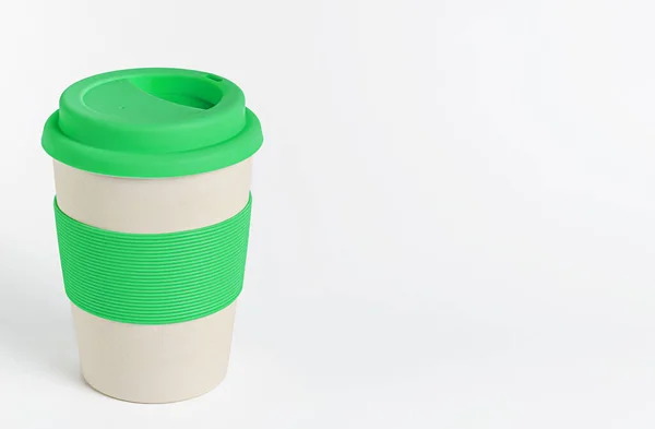 Återanvändbar Bambu Kaffekopp Med Grön Silikonhållare Och Lock Vit Bakgrund — Stockfoto