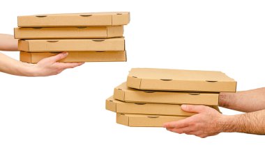 Erkek ve kadın elleri pizza kutularını tutuyor. Beyazda izole edilmiş. Yemek siparişi ve teslimat konsepti.