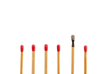 Beyaz üzerine izole edilmiş kopyalama alanı ile bir satırda eşleşir. Kutunun dışında düşünme konsepti.