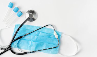 Koruyucu maskeye steteskop ve beyaz arka planda kan testi için boş konteynır. Tıbbi muayeneler. Boşluğu kopyala