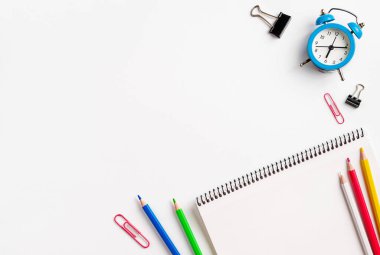 Okul malzemeleri, defter, kalemler ve saatle çalışma alanı. Düz konum, üst görünüm, kopyalama alanı,