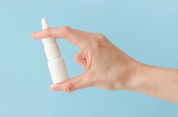 Mão Feminina Segurando Spray Nasal Fundo Azul Alergia Sazonal Conceito — Fotografia de Stock