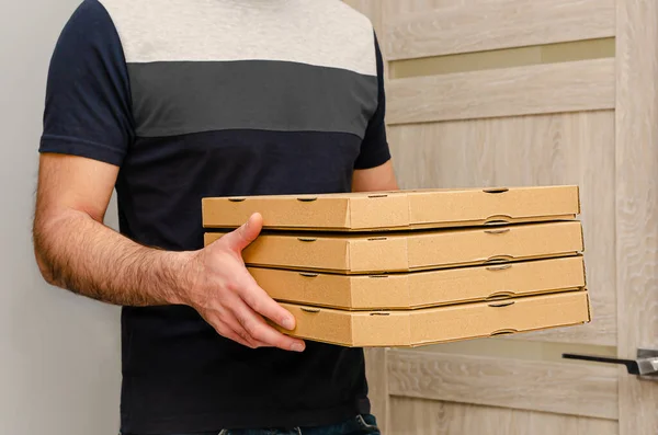 Αρσενικά Χέρια Κρατώντας Κουτιά Από Χαρτόνι Πίτσας Διατροφή Και Παράδοση — Φωτογραφία Αρχείου