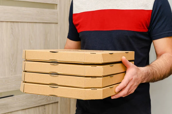 Αρσενικά Χέρια Κρατώντας Κουτιά Από Χαρτόνι Πίτσας Διατροφή Και Παράδοση — Φωτογραφία Αρχείου