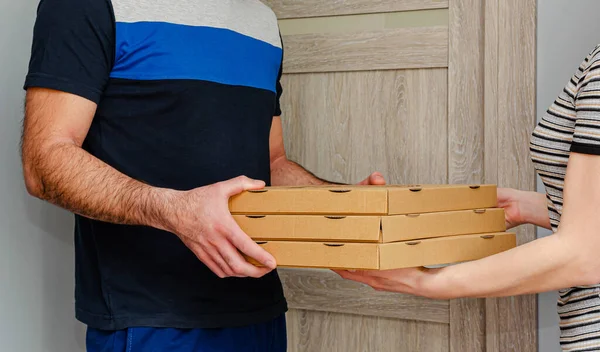 Άνθρωπος Που Παραδίδει Πίτσα Έναν Πελάτη Έννοια Της Τάξης Τροφίμων — Φωτογραφία Αρχείου