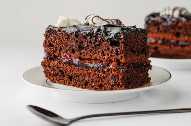 Tatlı konsepti. Beyaz arka planda bir dilim çikolatalı pasta. Kapat.