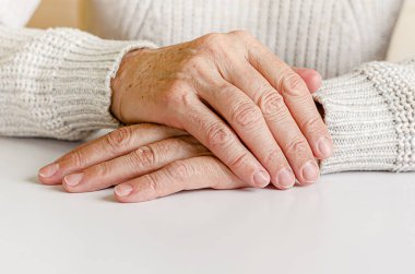 Beyaz arka planda yaşlı bir kadın. Kapat, boşluğu kopyala.