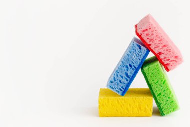 Beyaz arka planda bir yığın sünger. Oda servisi konsepti. Boşluğu kopyala