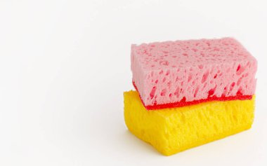 Beyaza ayrılmış iki sünger. Ev işleri ve mutfak temizliği. Boşluğu kopyala