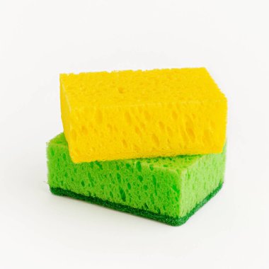 Beyaza ayrılmış iki sünger. Ev ve mutfak temizliği konsepti.