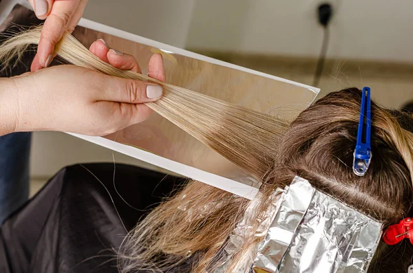 Process Applying Bleaching Powder Clients Hair Wrapping Foil Airtouch Technique — Stock Photo, Image