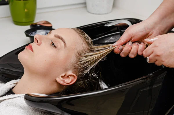 Στυλίστας Μαλλιών Που Εφαρμόζει Θεραπεία Ιστού Μαλλιών Βρεγμένα Μαλλιά Νεροχύτη — Φωτογραφία Αρχείου