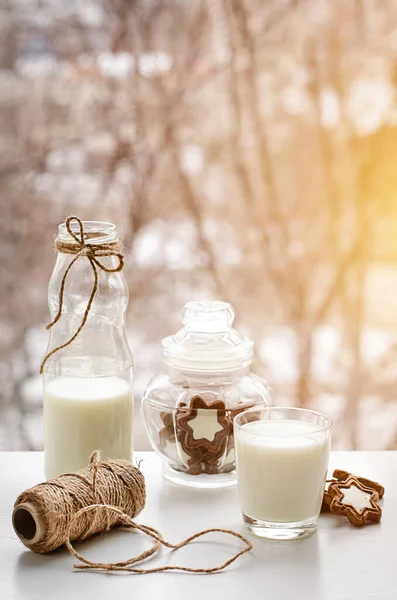 Bir Bardak Süt Çikolatalı Kurabiye Pencere Manzaralı Kahvaltı Masasında Bir — Stok fotoğraf