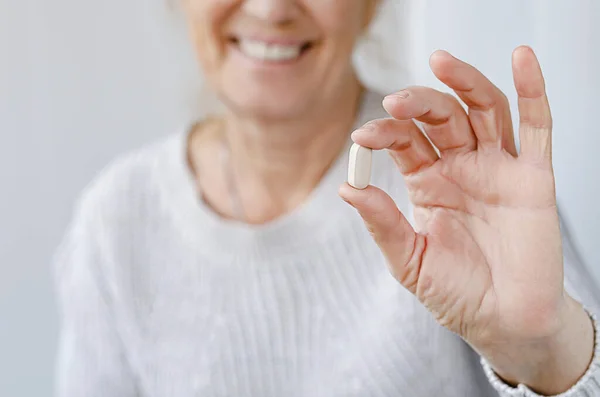 Retrato Recortado Anciana Sonriente Sosteniendo Suplementos Nutricionales Vaso Agua Enfoque — Foto de Stock