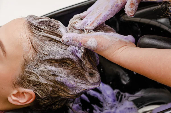 Stylista Stosujący Farbowanie Włosów Purpurowy Szampon Farbowaniu Włosów Zamknij Się — Zdjęcie stockowe