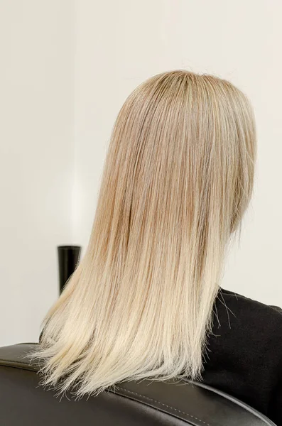 モダンなトレンディーな髪染めのためのAirtouch技術 ストレートの髪の後ろから見て — ストック写真