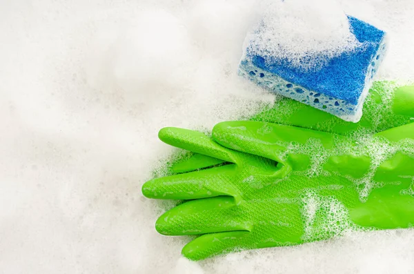 Bovenaanzicht Van Beschermende Groene Handschoenen Spons Zeepachtige Ondergrond Huishoudelijk Concept — Stockfoto