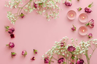 Pastel pembe arka planda tebrik kartı için güzel bir çiçek çerçevesi. Uzayı kopyala, düz yat