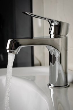 Banyodaki musluktan ya da musluktan su akar. Dikey, kapat