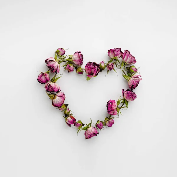 Frame Hartvorm Gemaakt Met Gedroogde Roze Rozen Witte Achtergrond Valentijnsdag — Stockfoto