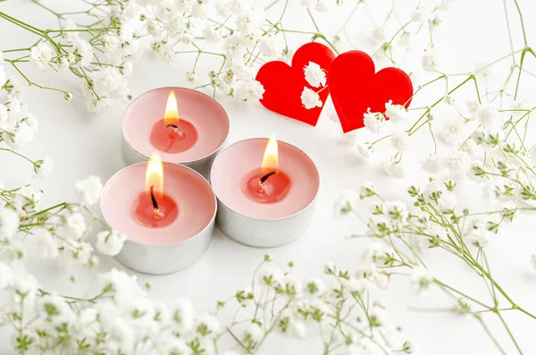 Sfondo Romantico San Valentino Candele Ardenti Cuori Rossi Decorati Con — Foto Stock