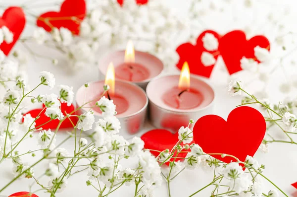 Fondo Romántico San Valentín Velas Ardientes Corazones Rojos Decorados Con — Foto de Stock