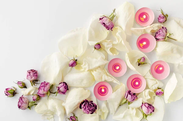 Concepto Armonía Velas Ardientes Aroma Rosas Secas Pétalos Sobre Fondo — Foto de Stock