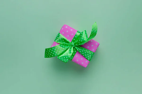 Caja Regalo Rosa Regalo Con Cinta Sobre Fondo Verde Pastel — Foto de Stock