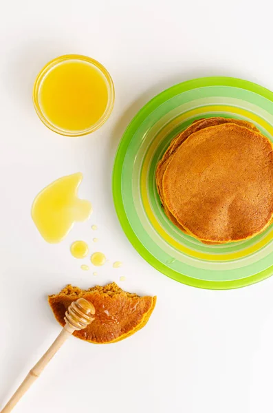 Pemandangan Atas Pancake Labu Dengan Latar Belakang Putih Sarapan Lezat — Stok Foto