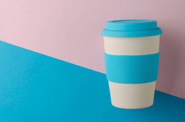 Renkli arka planda sıfır atık çevre dostu bambu kupası. Üst görünüm, alanı kopyala