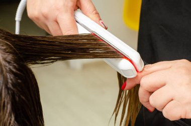 Ultrasonik ve Kızılötesi Soğuk Demir Saç Bakımı İşlemi. Hasarlı saç iyileştirme kavramı.