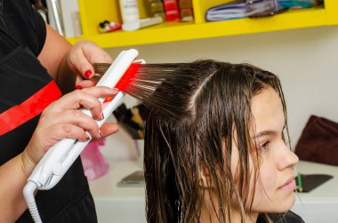 Ultrasonik ve Kızılötesi Soğuk Demir Saç Bakımı İşlemi. Hasarlı saç iyileştirme kavramı.