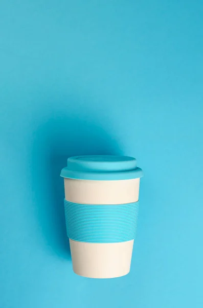Reusable Bamboo Coffee Cup Silicone Holder Lid Blue Background Vertical — Stock Photo, Image