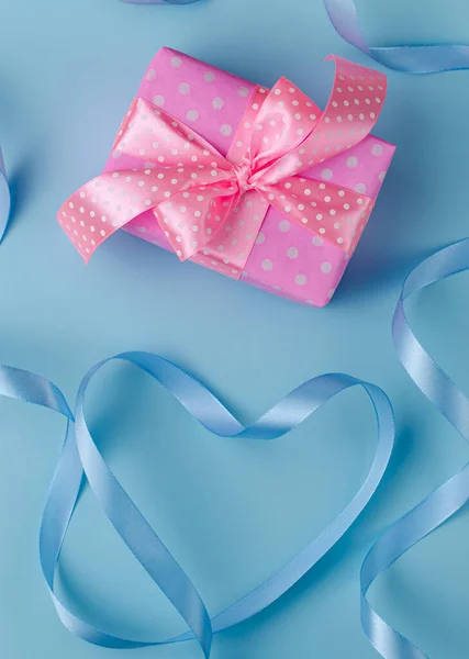 Caja Regalo Rosa Regalo Con Cinta Sobre Fondo Azul Pastel — Foto de Stock