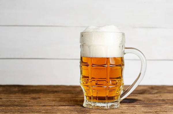 Vaso Completo Cerveza Rubia Sobre Fondo Madera Blanca Copiar Espacio — Foto de Stock