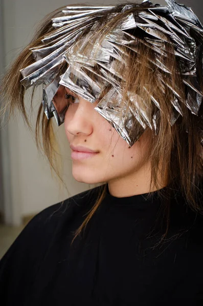 Hermosa Joven Con Papel Aluminio Pelo Proceso Blanqueo Teñido Salón — Foto de Stock