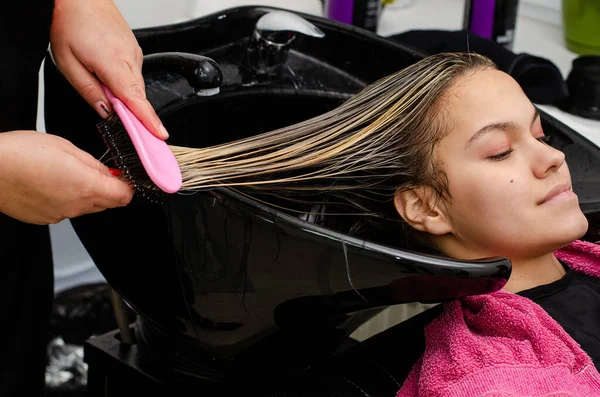 Κομμωτής Που Εφαρμόζει Μάσκα Μαλλιών Και Χτενίζει Πελάτες Βρεγμένα Μαλλιά — Φωτογραφία Αρχείου