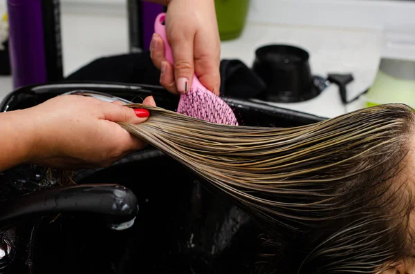 Κομμωτής Που Εφαρμόζει Μάσκα Μαλλιών Και Χτενίζει Πελάτες Βρεγμένα Μαλλιά — Φωτογραφία Αρχείου