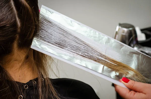 Process Applying Bleaching Powder Clients Hair Wrapping Foil — Stock Photo, Image