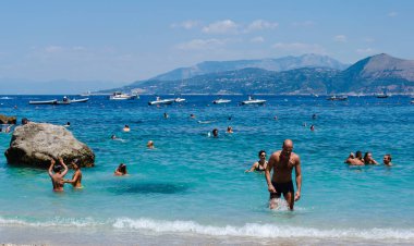 Capri, Campania, İtalya. 17 Temmuz 2019 Capri Adası 'nda turkuaz suyu olan halk plajı. Seyahat yerleri ve lüks tatil konsepti.