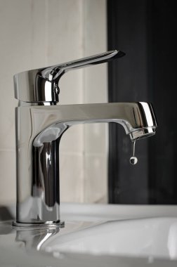 Su musluğu, musluk damlaması. Yakın, dikey.