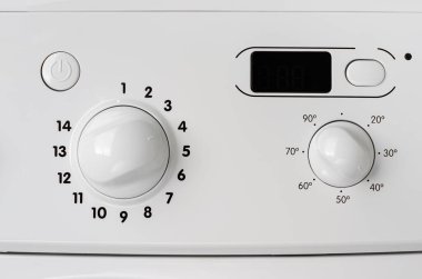 Ev aletleri konsepti. Çamaşır makinesinin kontrol panelinin bir parçası. Program seçimi ve sıcaklık düğmeleri.