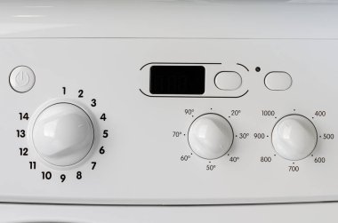 Ev aletleri konsepti. Çamaşır makinesinin kontrol panelinin bir parçası. Program seçimi, sıcaklık ve dönüş düğmeleri.