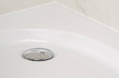 Duş tepsisi ve su musluğu ya da bir damla suyla boşaltım tıpası. Mantar temizleme kavramı.